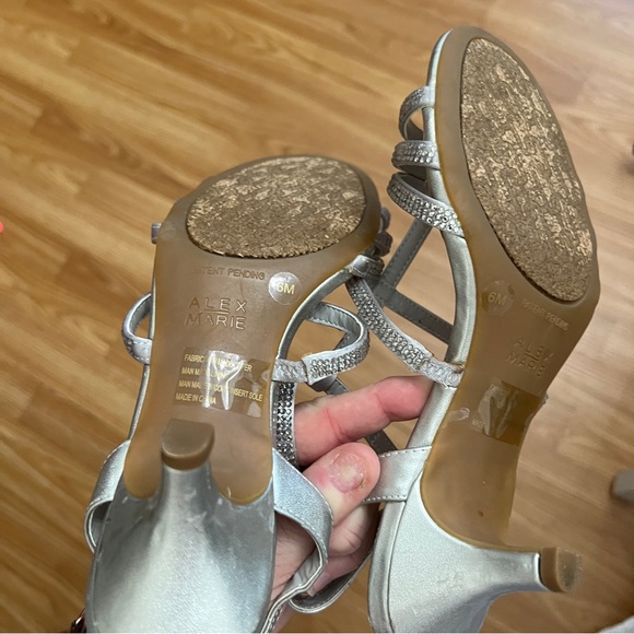 004 NWOT Alex Marie LIAA Silver Kitten Heels. Size 6M - Picture 7 of 9